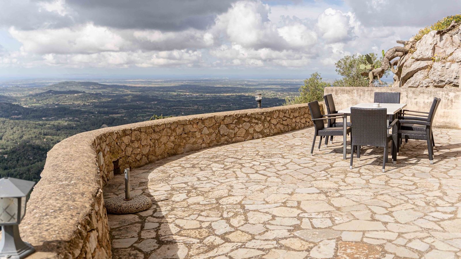 rooms-apartment-with-terrace