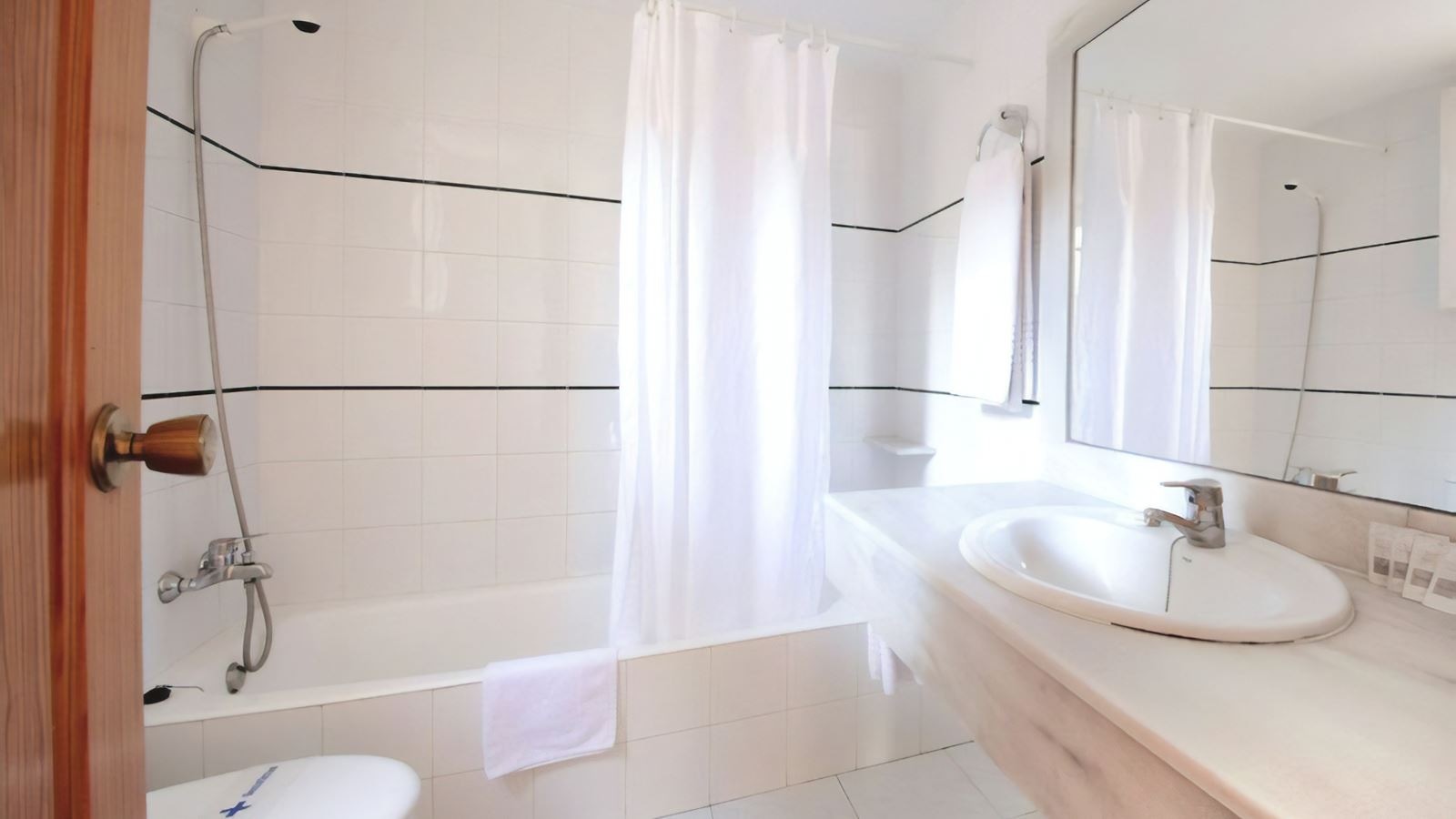 rooms-standard-apartment-balcony-or-terrace