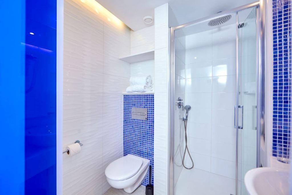 rooms-db--twin-with-balcony-or-terrace