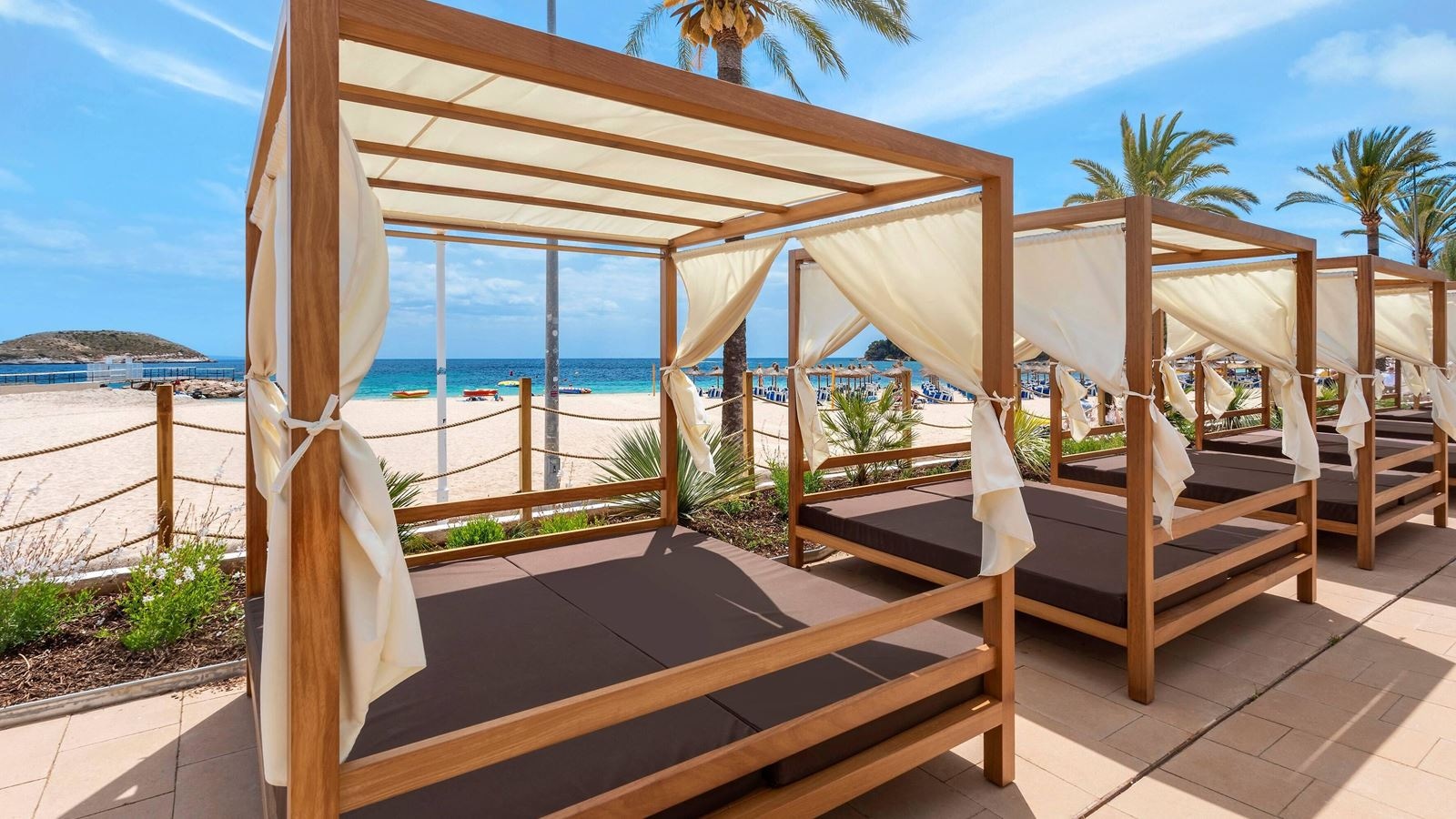 restaurants-hadleys-beach-club