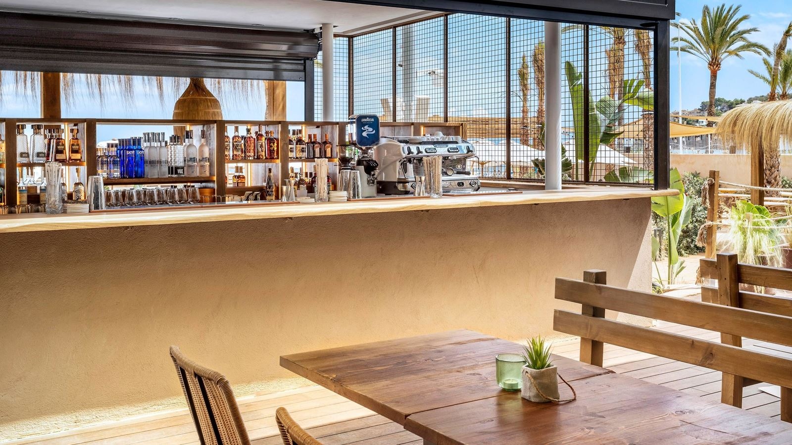 bars-hadleys-beach-club