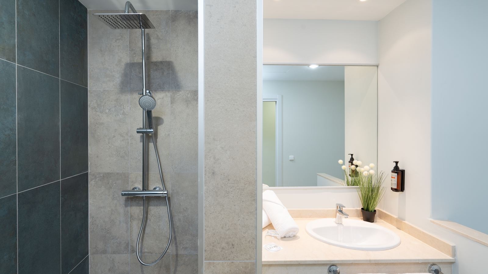 rooms-double-standard-room-with-balcony-or-terrace-dbl