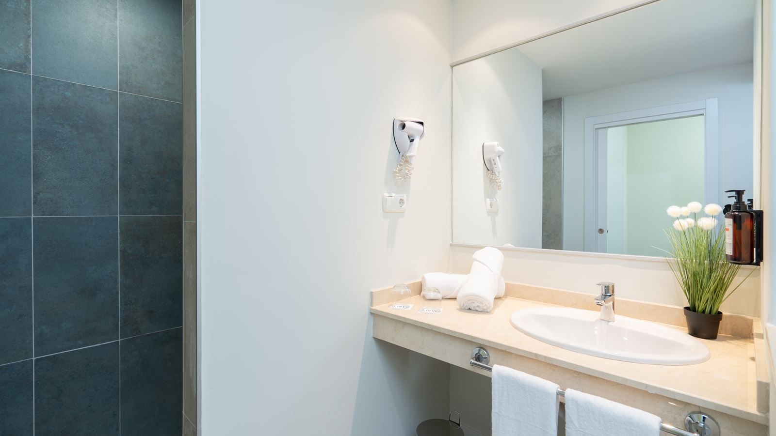 rooms-double-standard-room-with-balcony-or-terrace-dbl