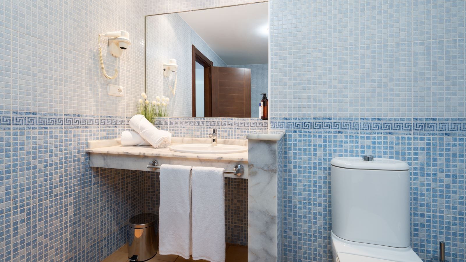 rooms-family-room-with-balcony-or-terrace-fme