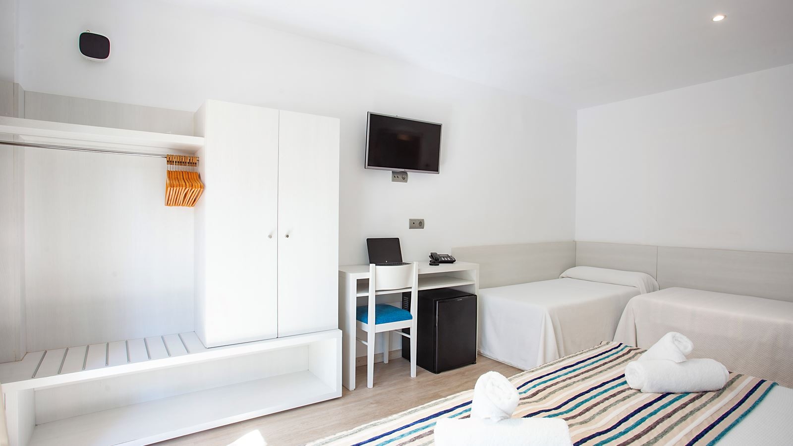 rooms-quadruple-room