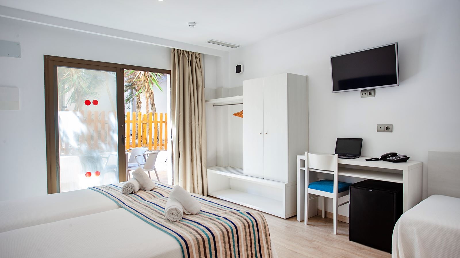 rooms-quadruple-room