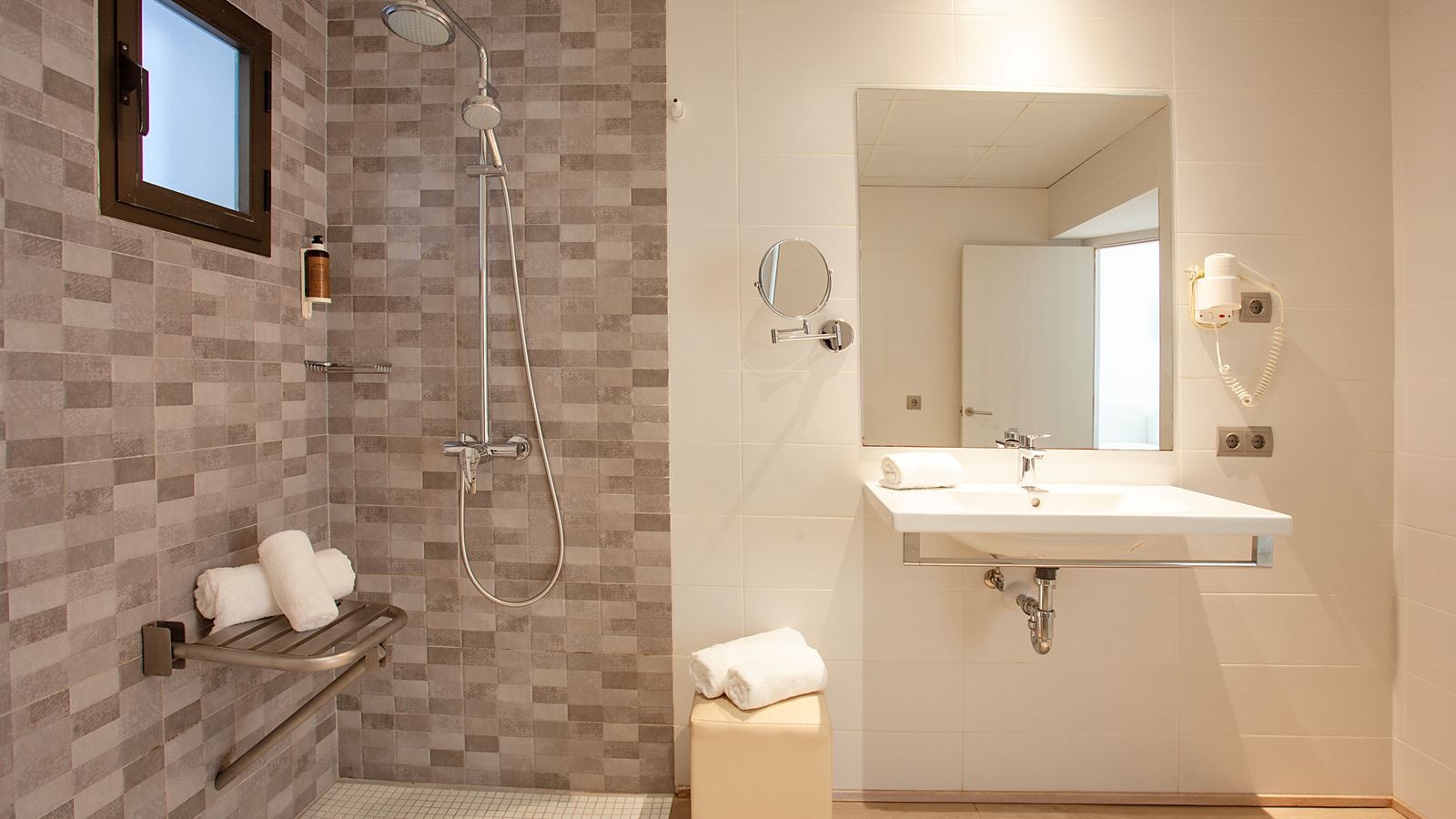 rooms-quadruple-room