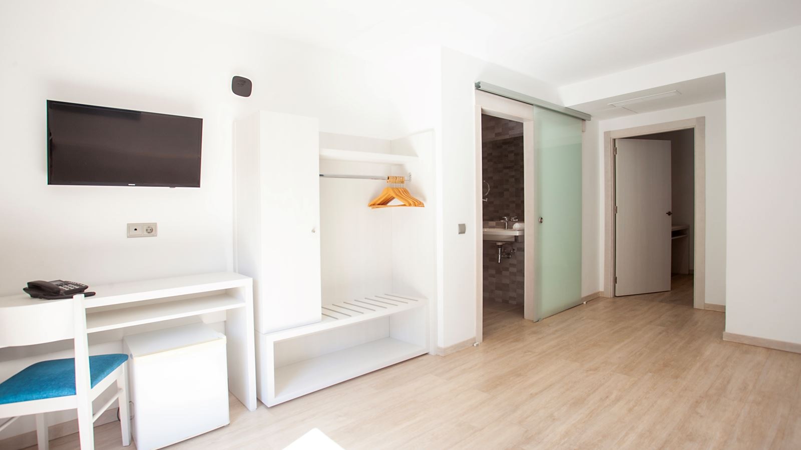 rooms-quadruple-room