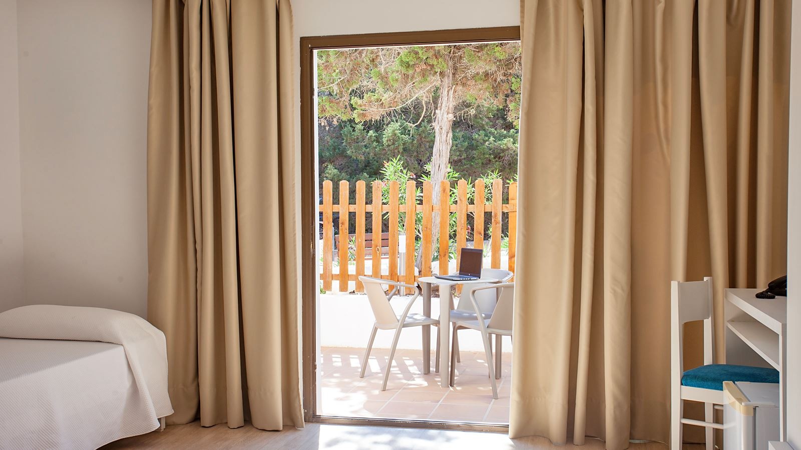 rooms-quadruple-room