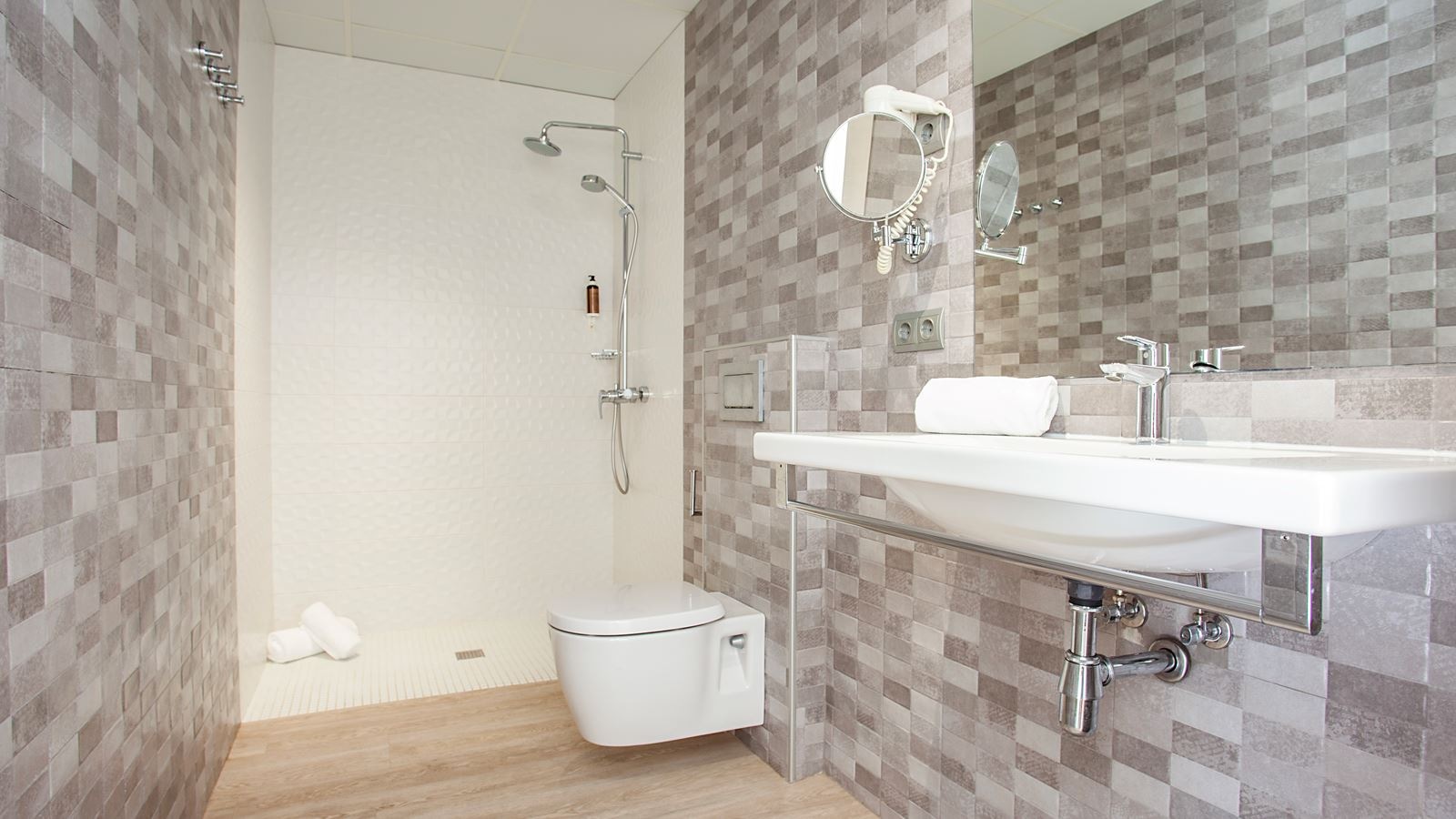 rooms-quadruple-room