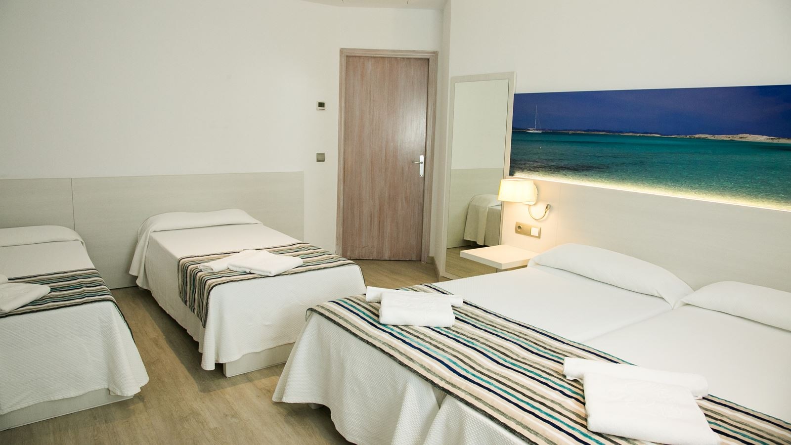 rooms-quadruple-room