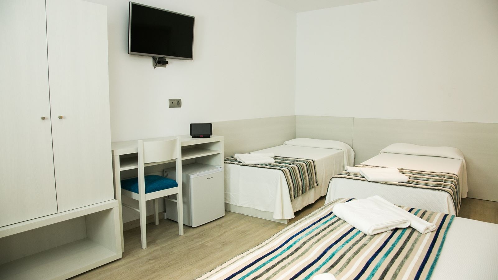 rooms-quadruple-room