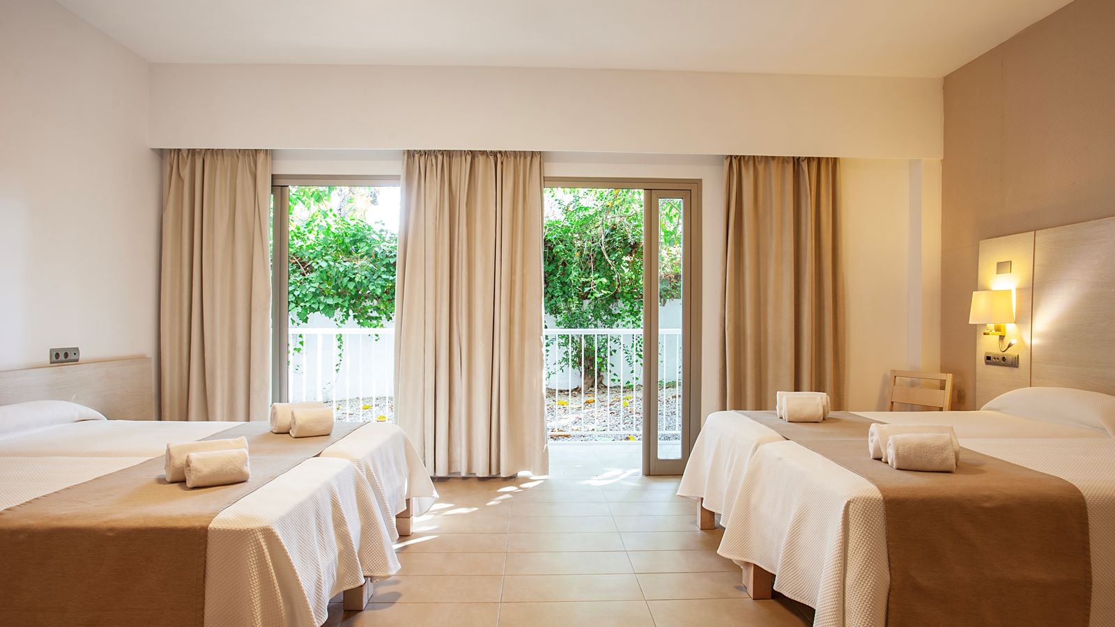 rooms-quadruple-room