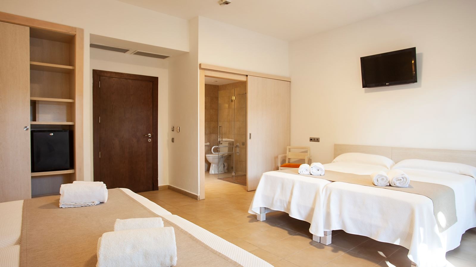 rooms-quadruple-room