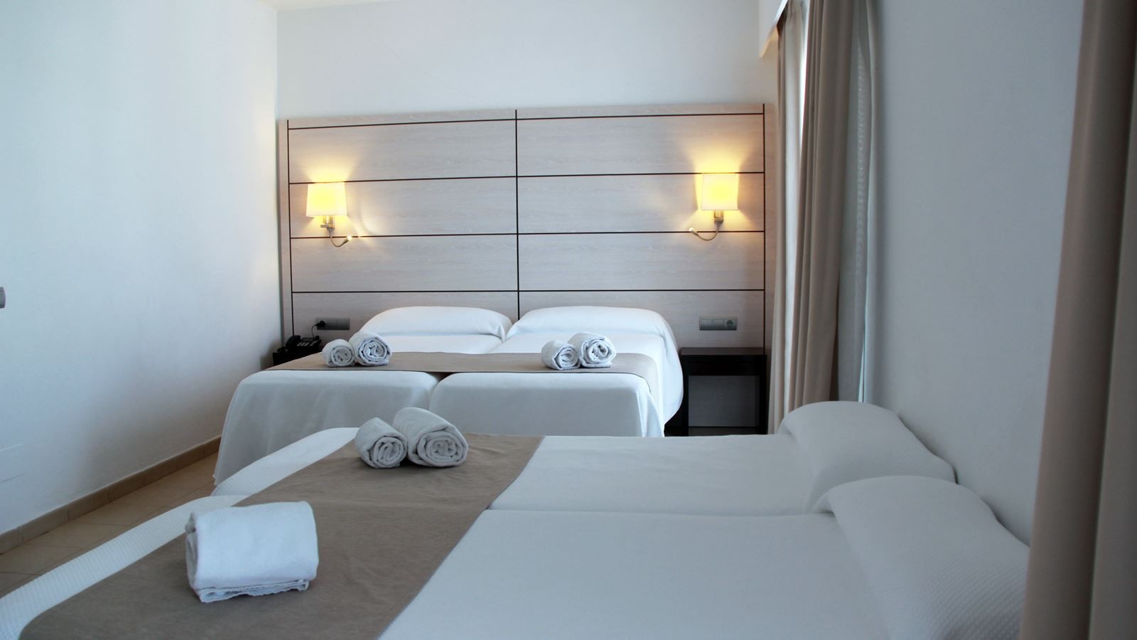 rooms-quadruple-room