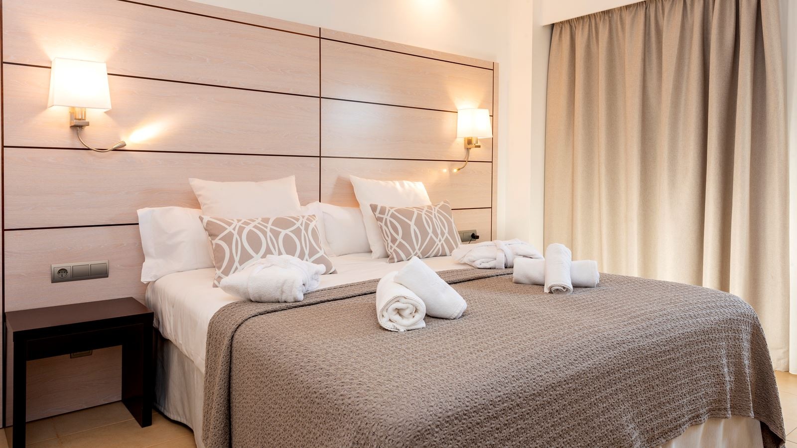 rooms-pool-view-deluxe-double-room