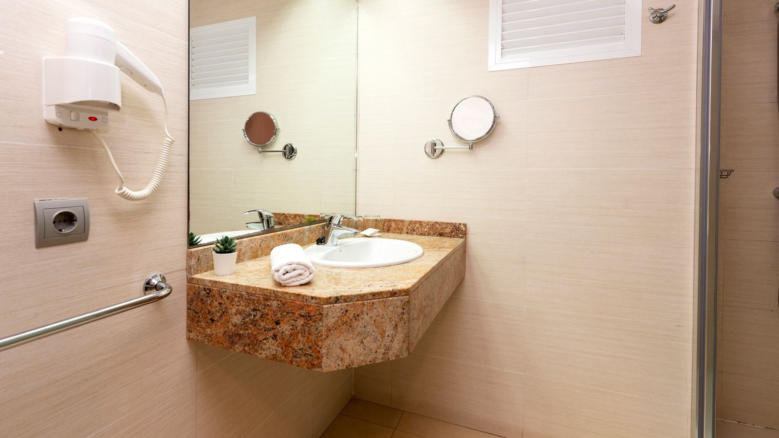 rooms-pool-view-deluxe-double-room