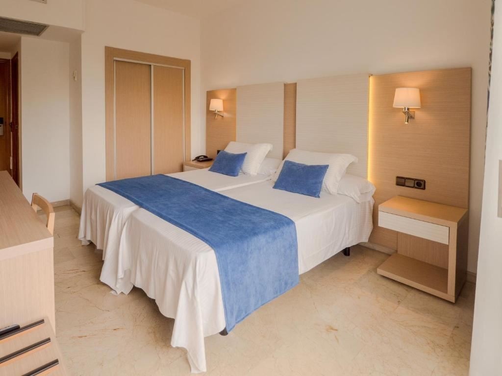 rooms-db--twin-room-balcony-or-terrace