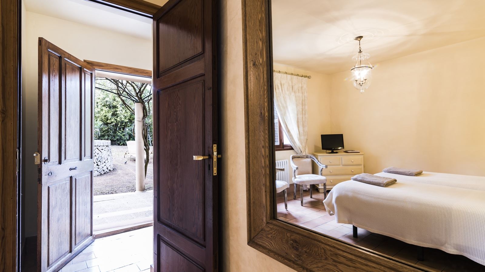 rooms-family-room-connecting-doors-two-bedrooms