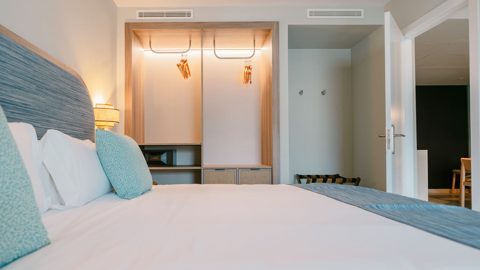 rooms-premier-kids-suite-pool-view