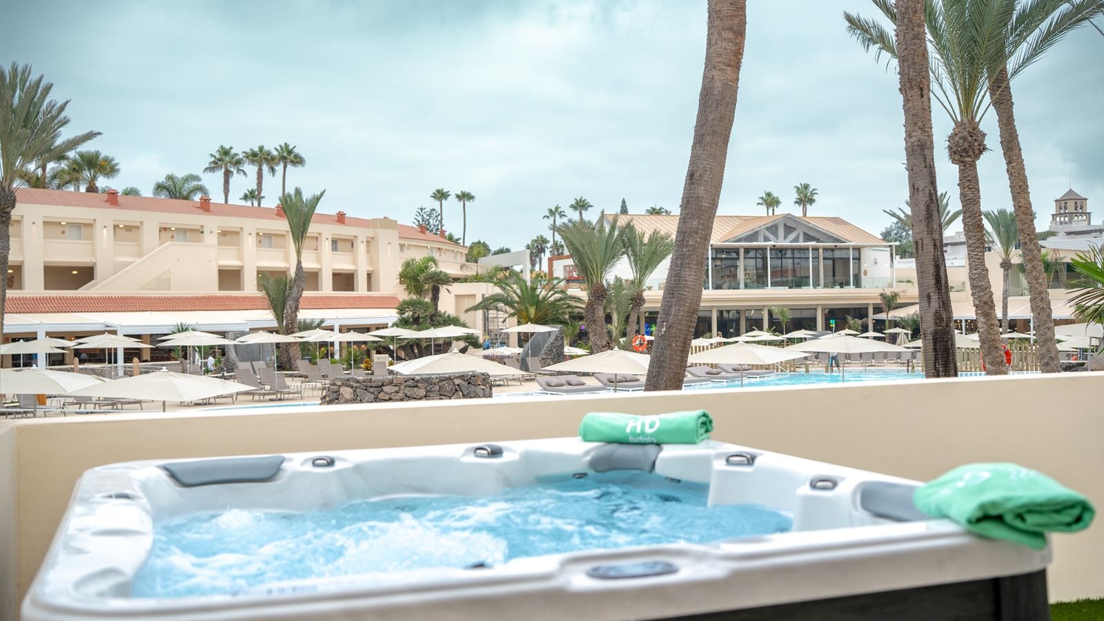 rooms-premier-kids-suite-pool-view