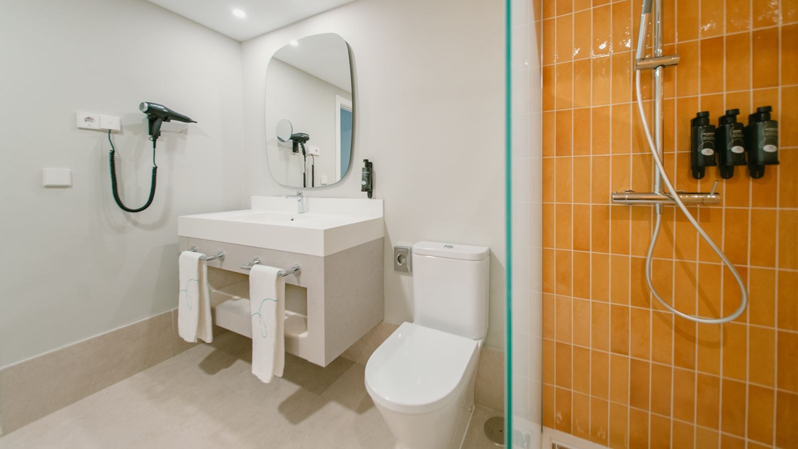 rooms-premier-kids-suite-pool-view