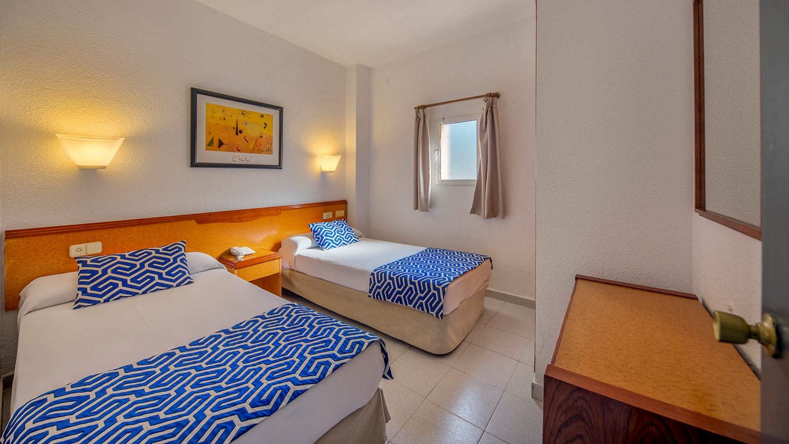 rooms-quadruple-room