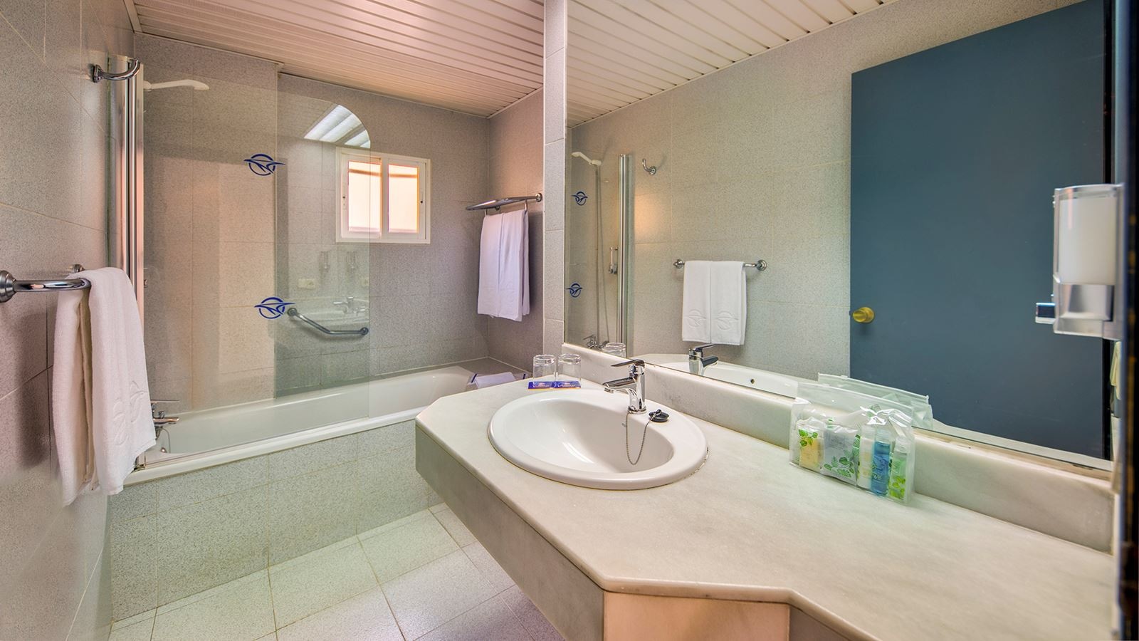 rooms-quadruple-room