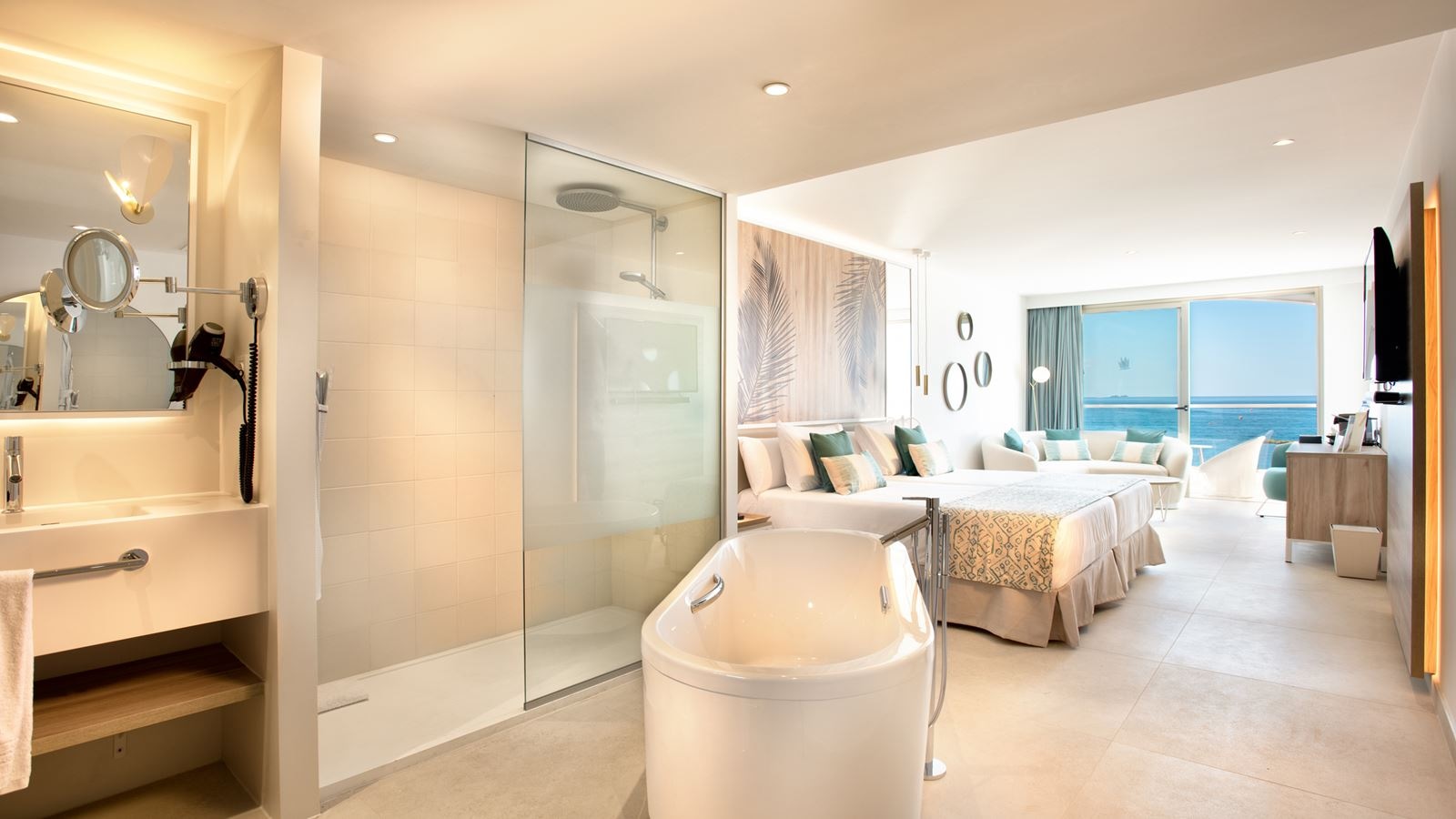 rooms-junior-suite-platinum-lateral-sea-view