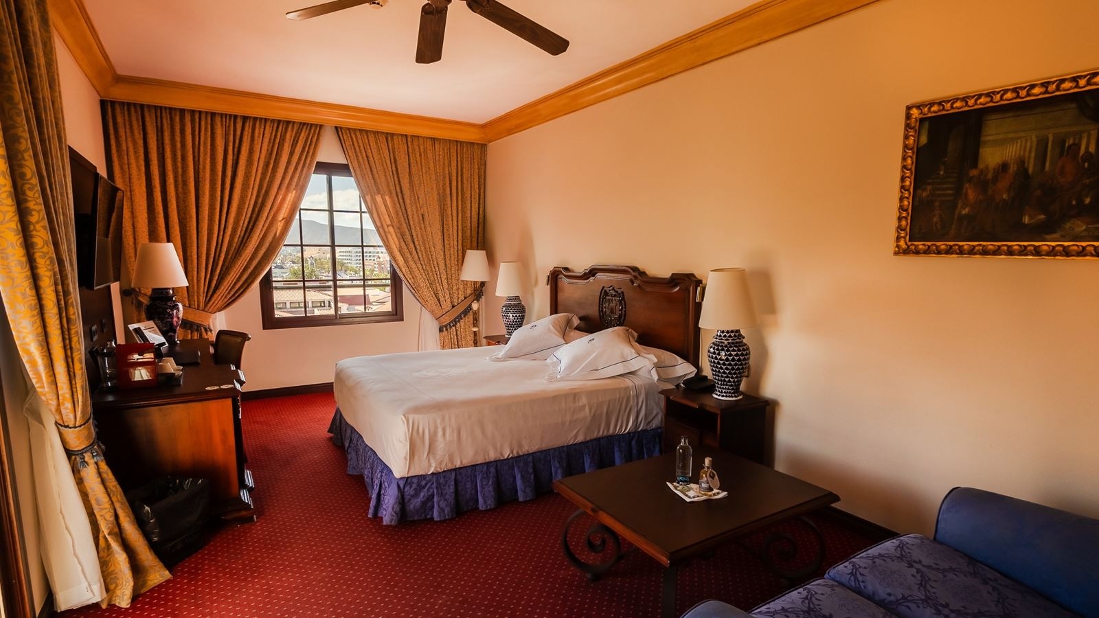 rooms-double-room-street-view-balcony-or-terrace