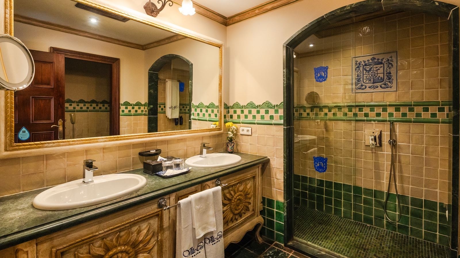 rooms-double-room-street-view-balcony-or-terrace