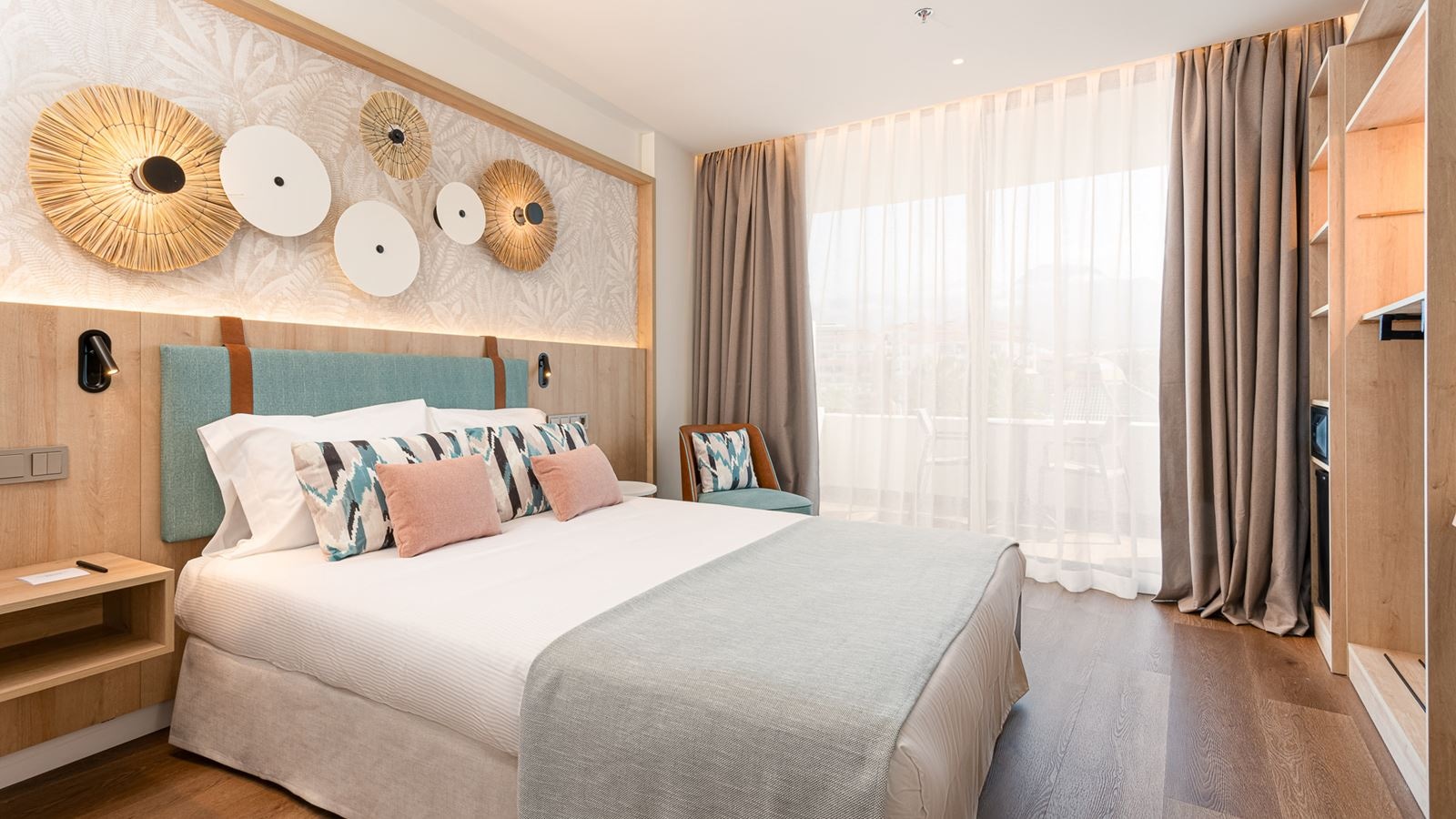 rooms-standard-twin-pool-view-with-balcony