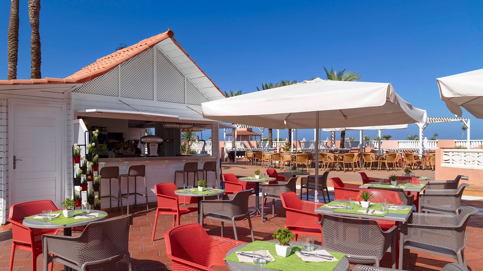 restaurants-pool-snack-bar