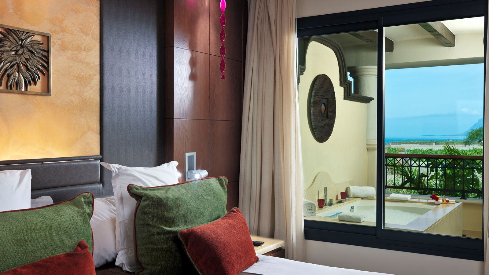 rooms-red-level-deluxe-partial-ocean-view--whripool