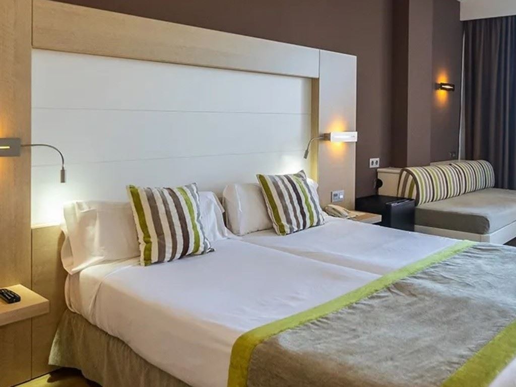 rooms-triple-room--balcony-or-terrace