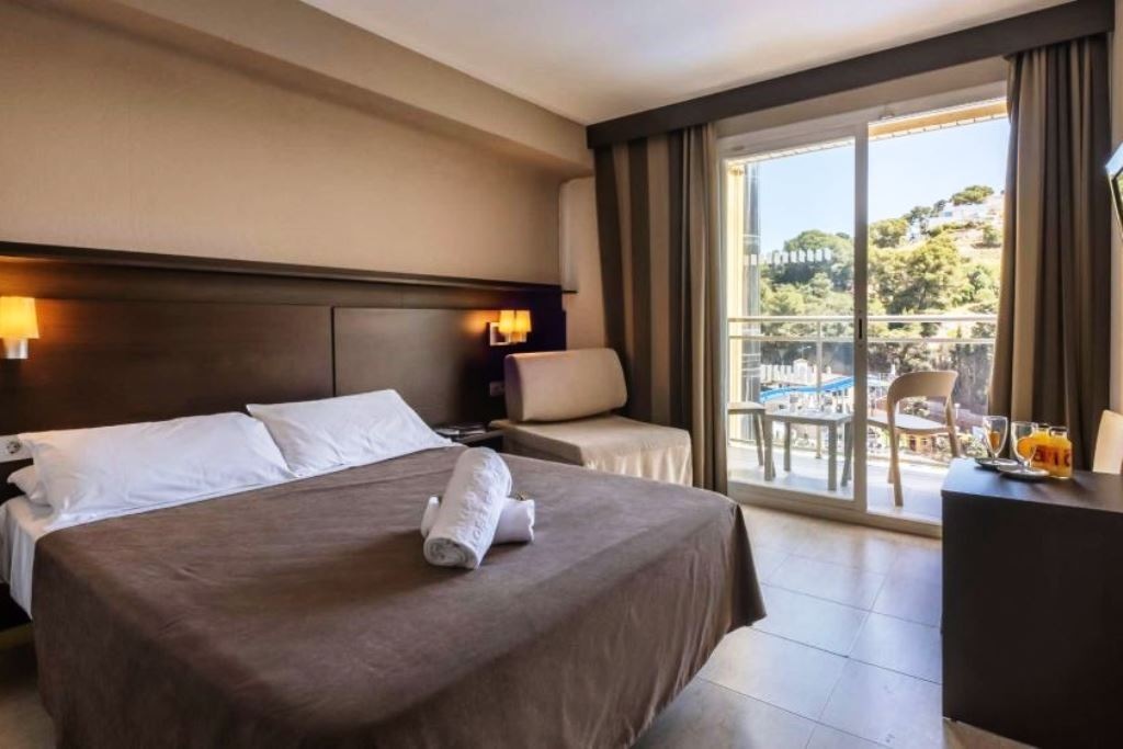 rooms-room-standard-poolview-balcony-or-terrace