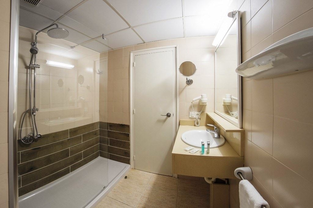 rooms-room-standard-poolview-balcony-or-terrace