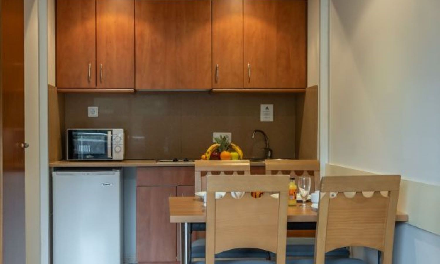 rooms-apartment-pool-view