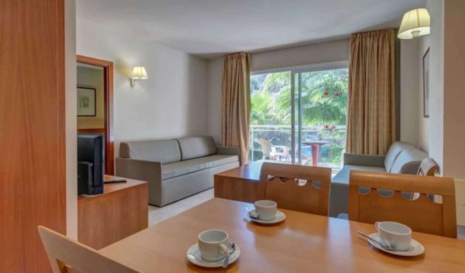 rooms-apartment-pool-view