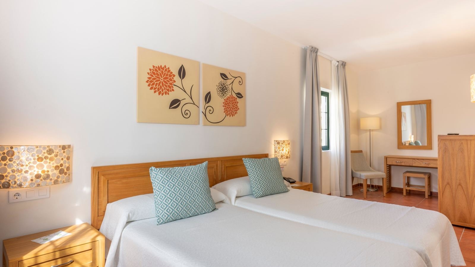 rooms-bungalow-interconnected-1-bedroom-with-terrace