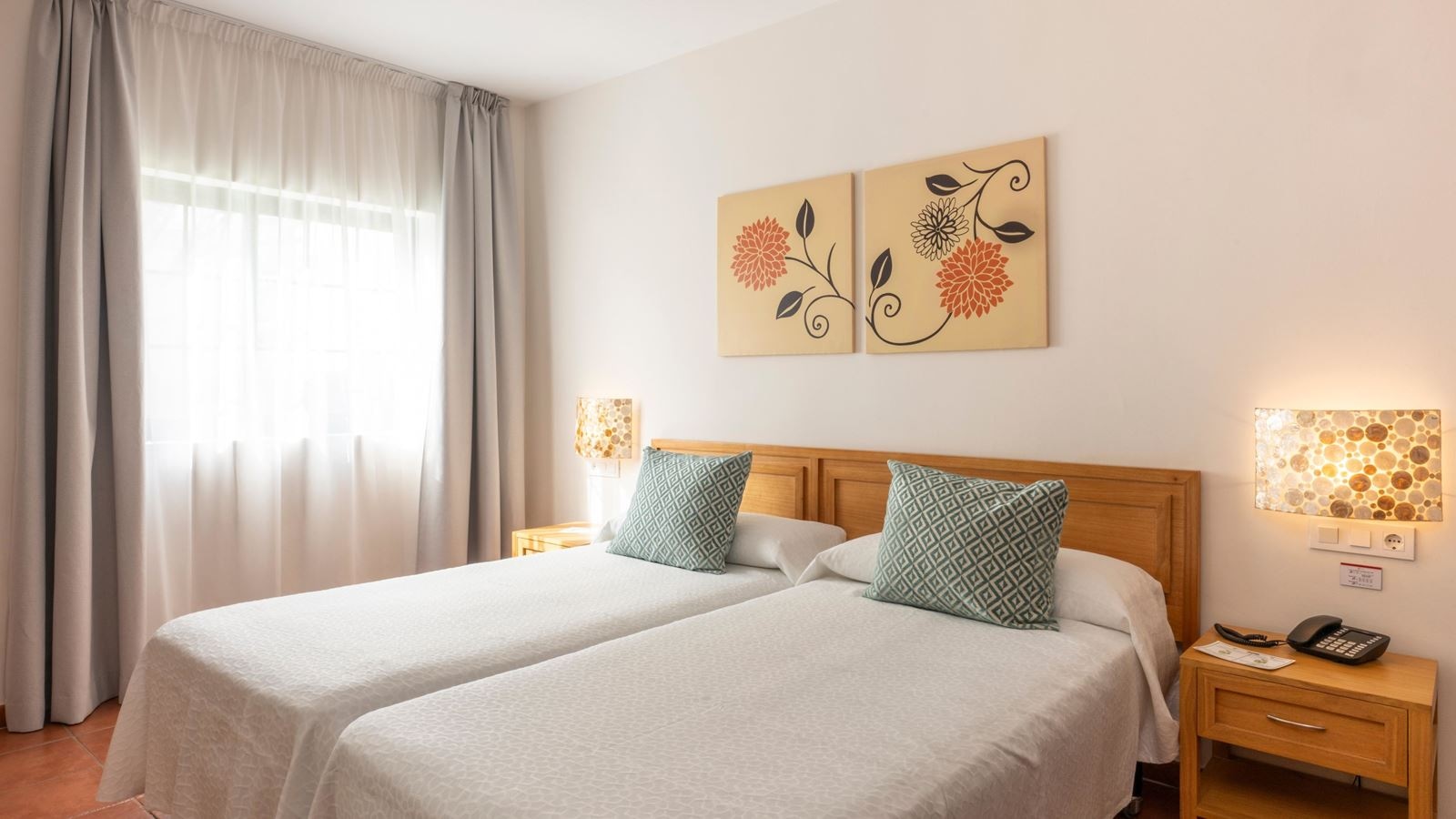 rooms-bungalow-interconnected-1-bedroom-with-terrace