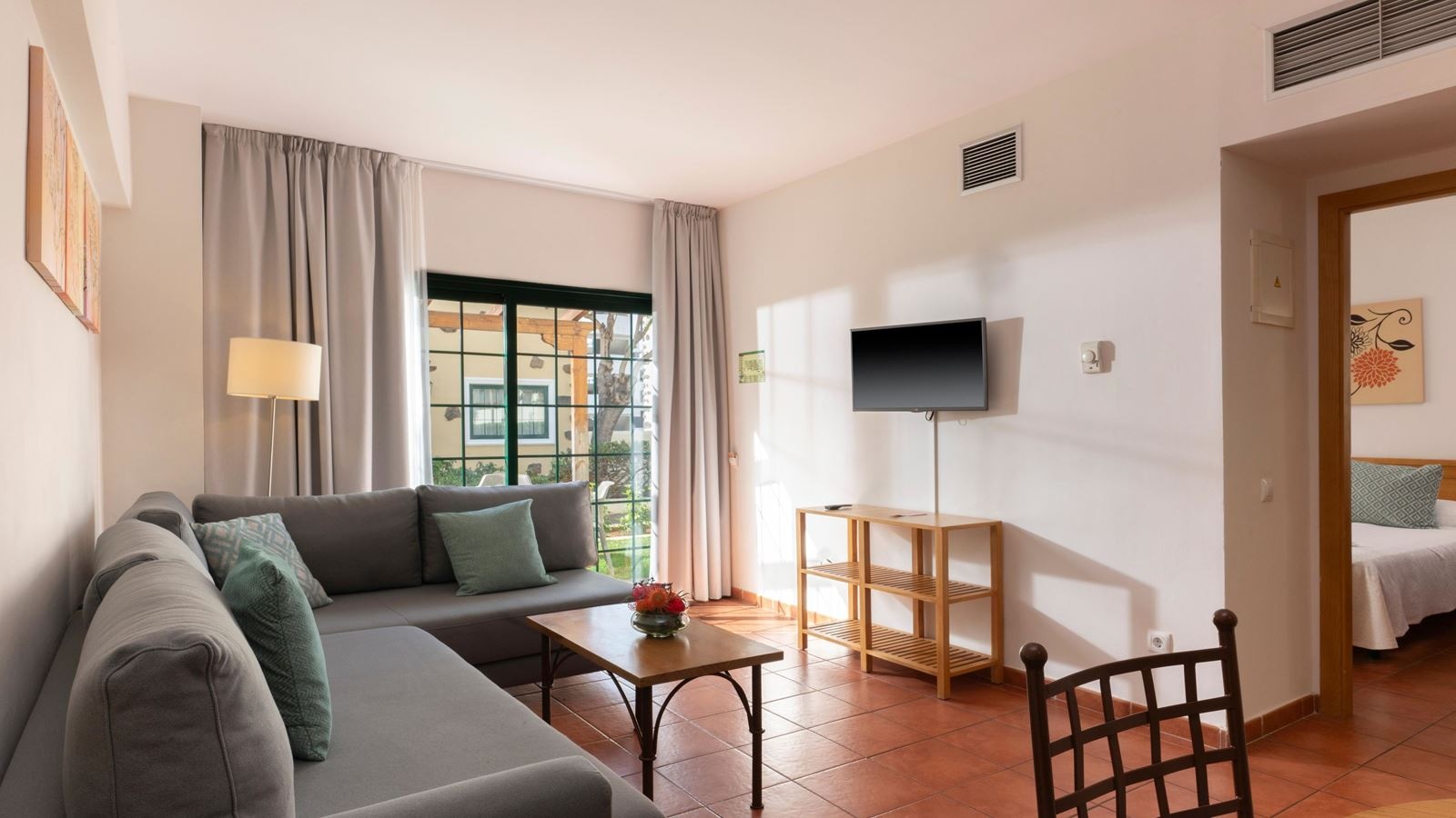 rooms-bungalow-interconnected-1-bedroom-with-terrace