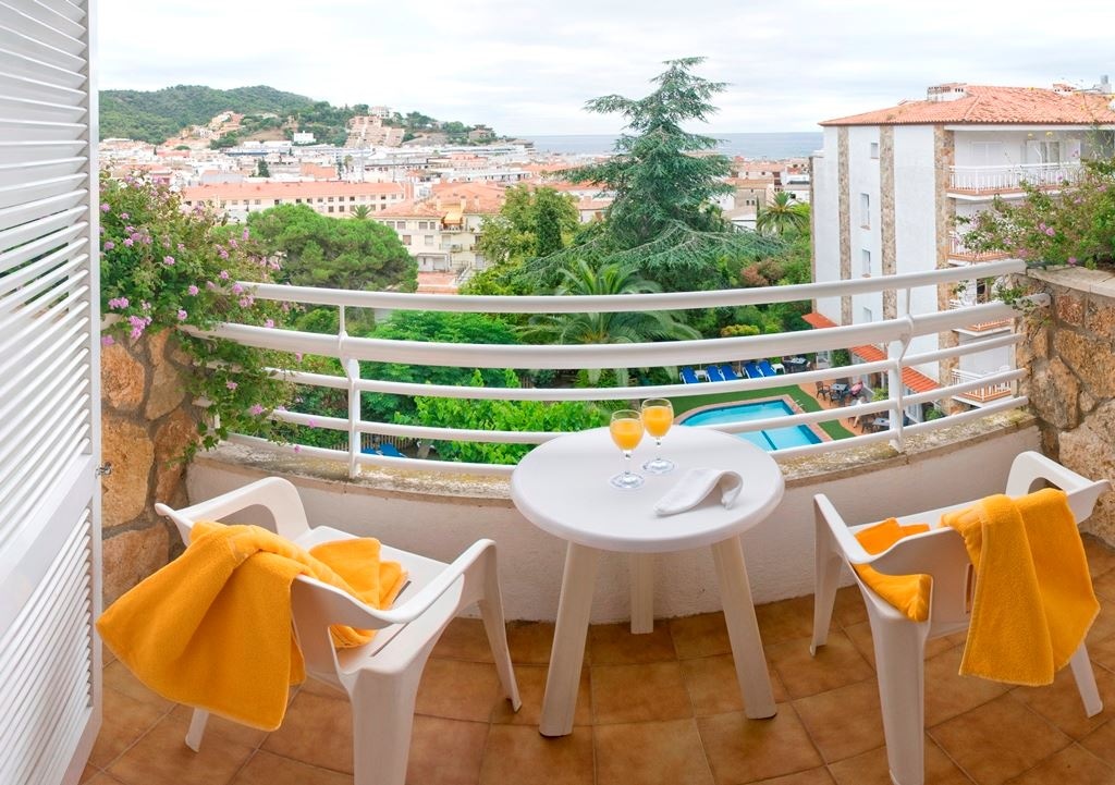 rooms-double-room-pool-view