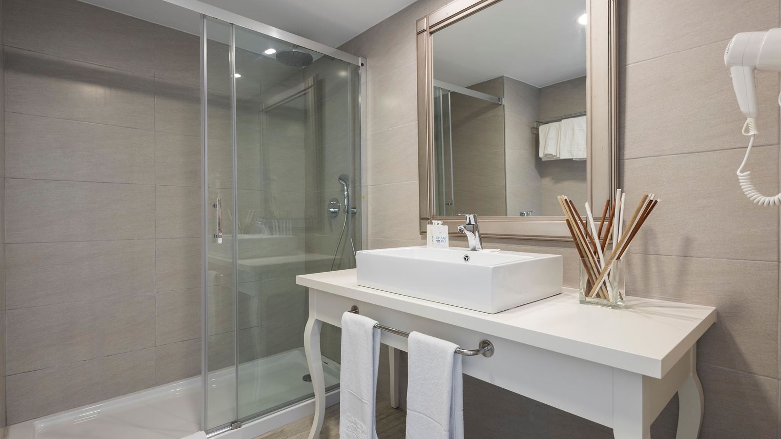 rooms-suite-with-balcony-s-suite