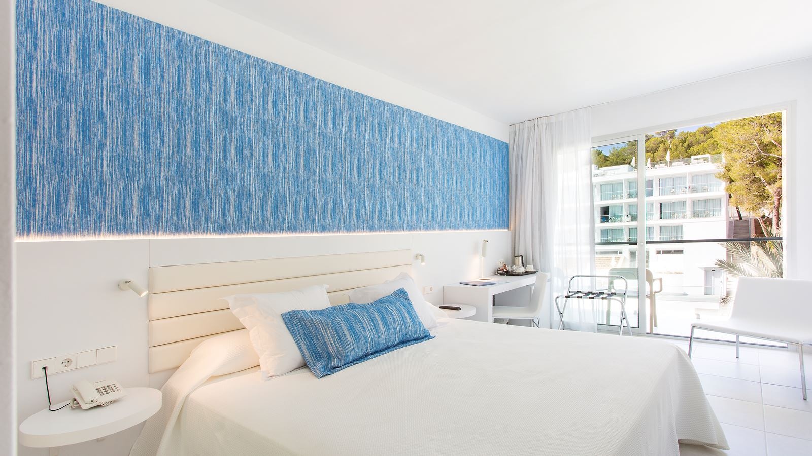 rooms-comfort-pool-view-room