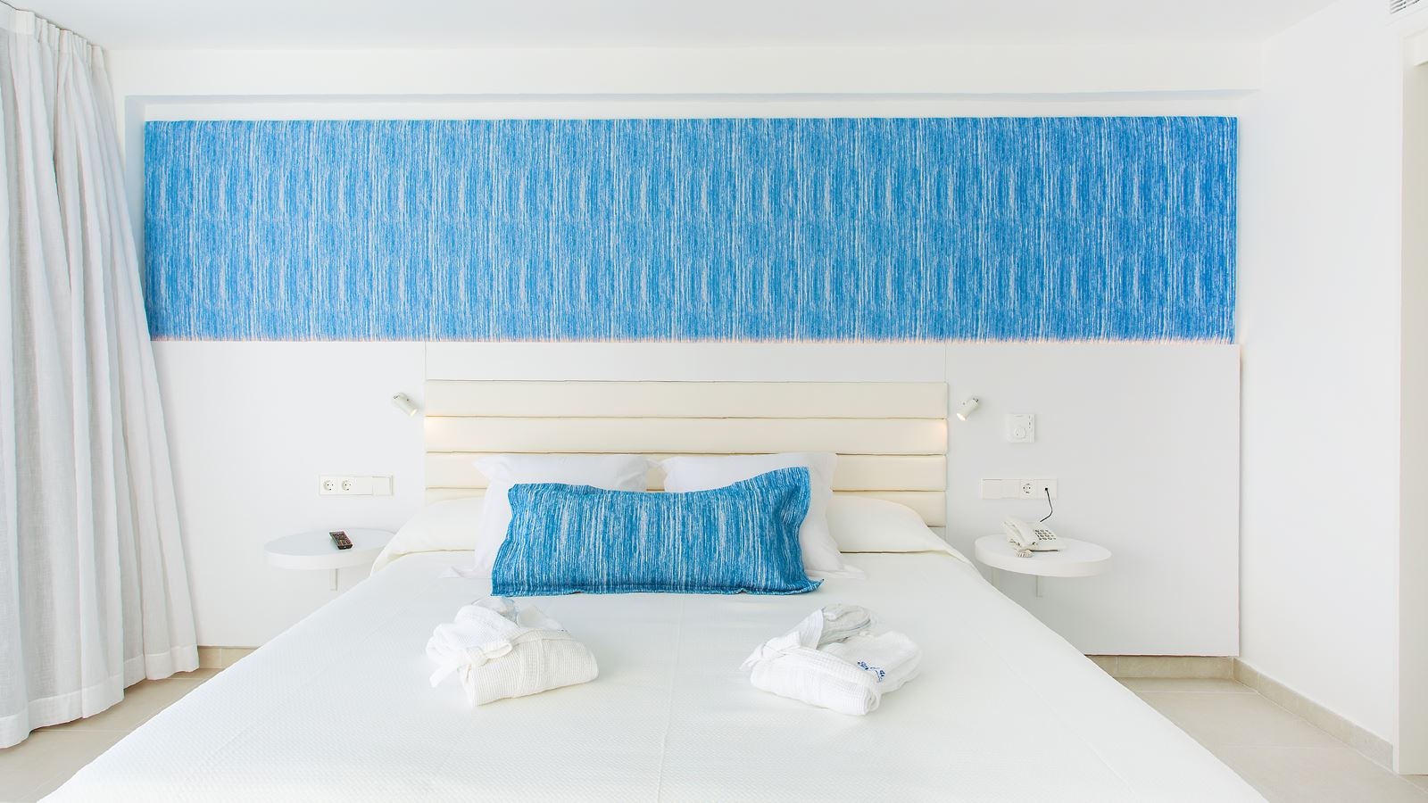 rooms-premium-pool-view