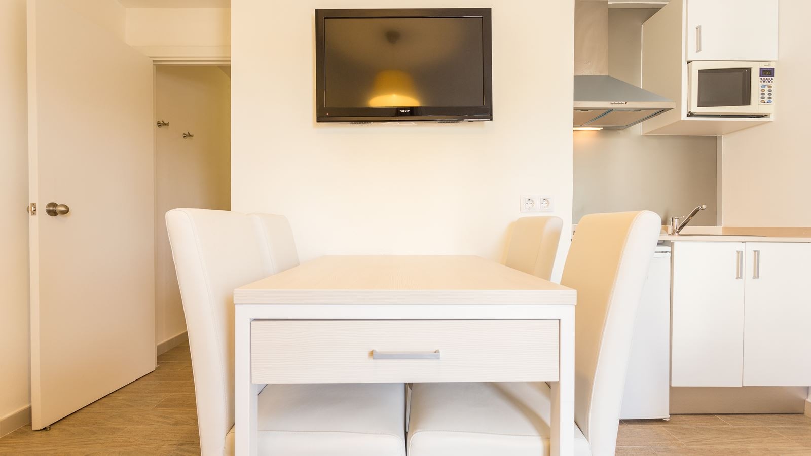 rooms-apartment--balcony-or-terrace