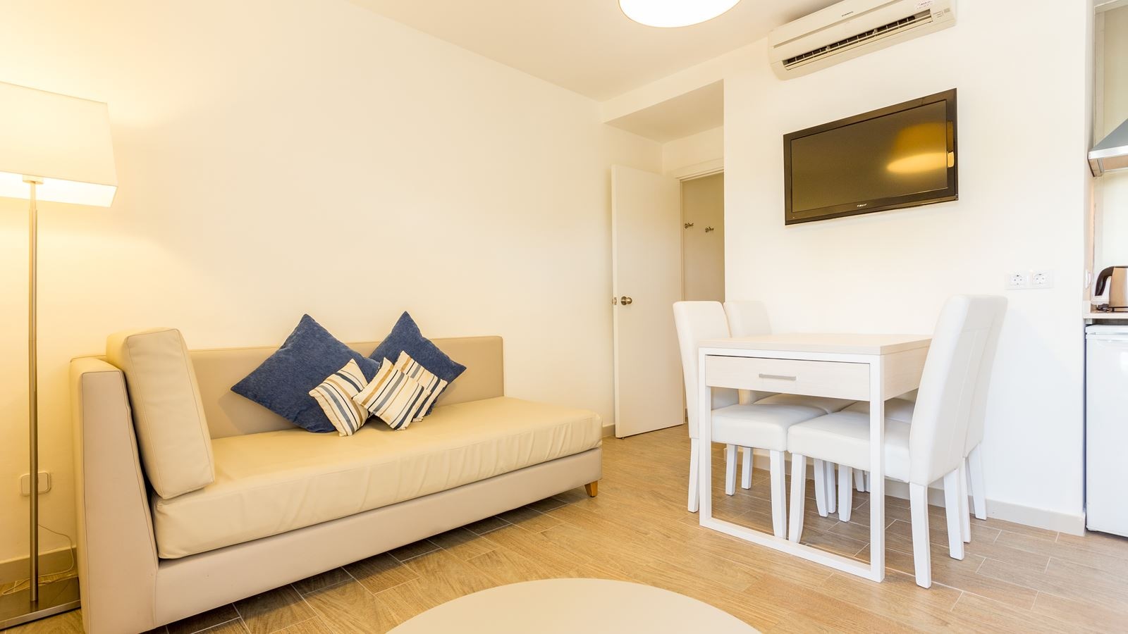 rooms-apartment--balcony-or-terrace