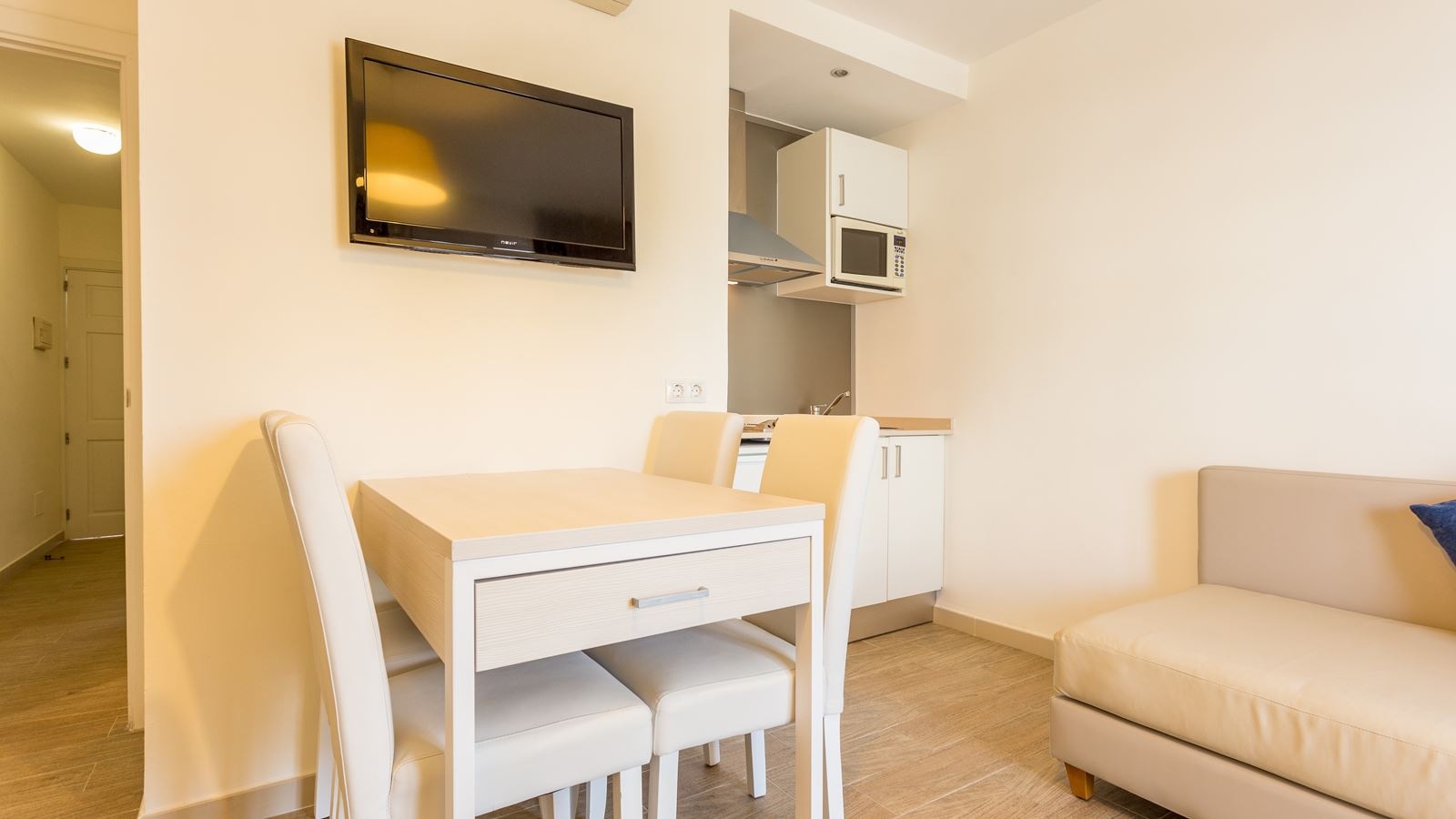 rooms-apartment--balcony-or-terrace