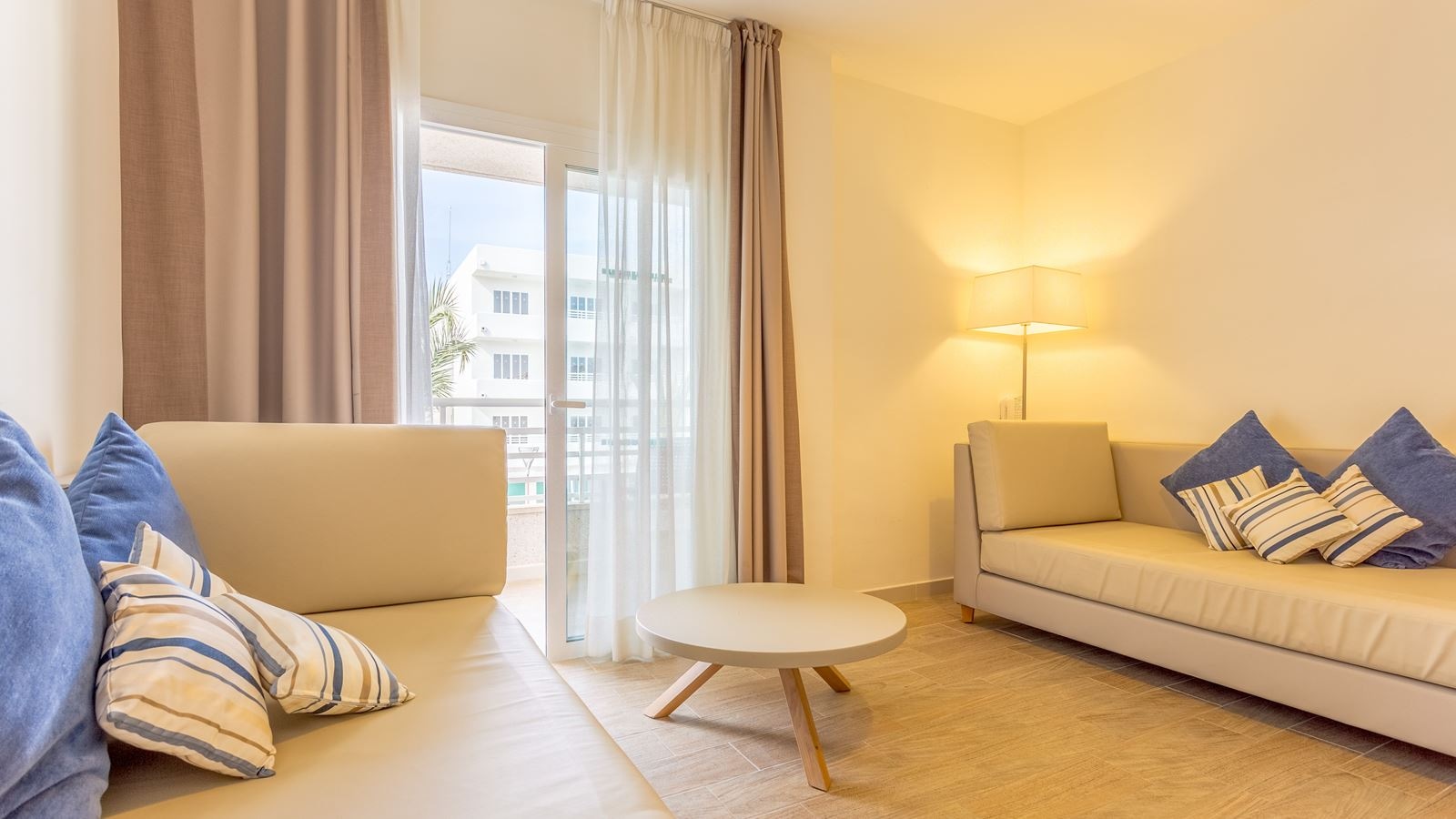 rooms-apartment--balcony-or-terrace